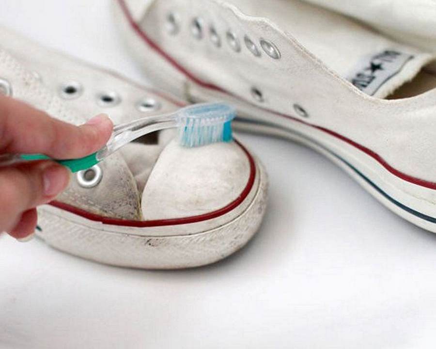 Чистка обуви зубной щеткой