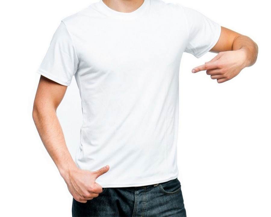 Молодой мужчина в белой футболке