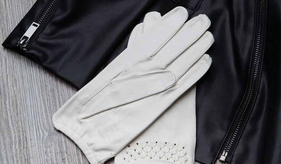 белые перчатки из кожи
